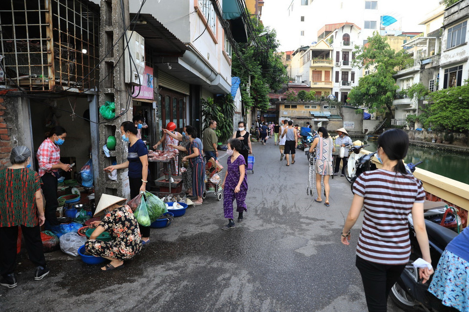 Sáng 19/7, người dân đổ xô đi mua thương thực, thực phẩm tại chợ Hữu Tiệp (phường Ngọc Hà, quận Ba Đình). (Ảnh: Thành Đạt/TTXVN)