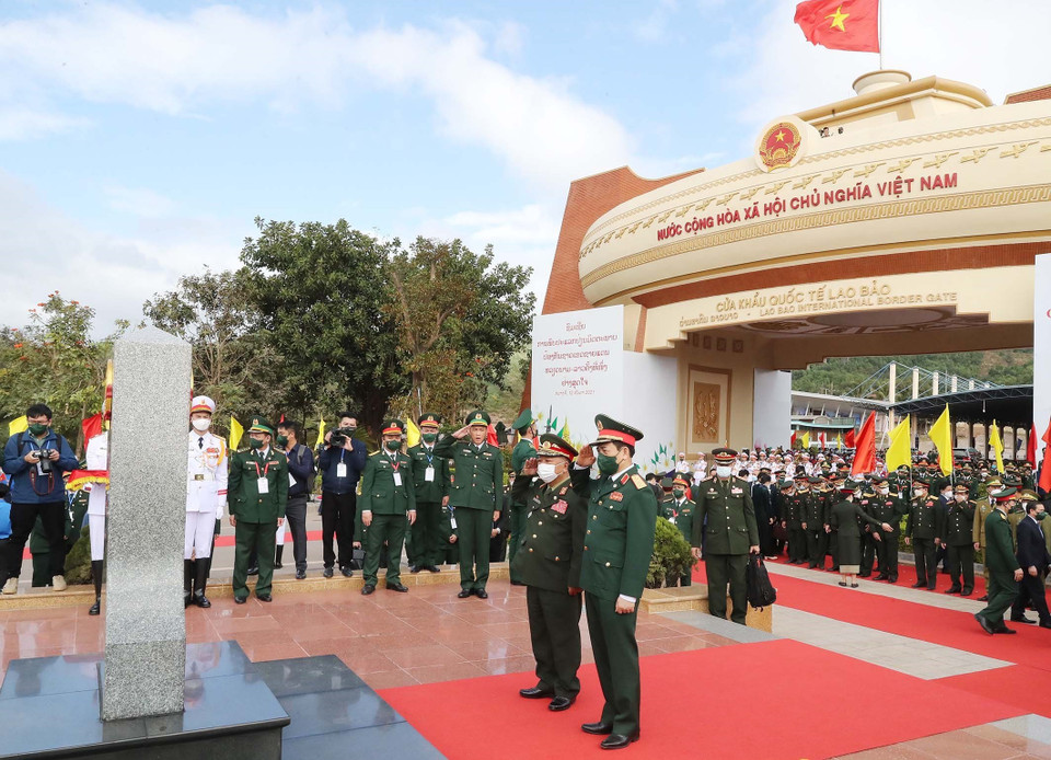 Đại tướng Phan Văn Giang và Đại tướng Chansamone Chanyalath chào cột mốc 605 thuộc cửa khẩu Lao Bảo. (Ảnh: Trọng Đức/TTXVN)