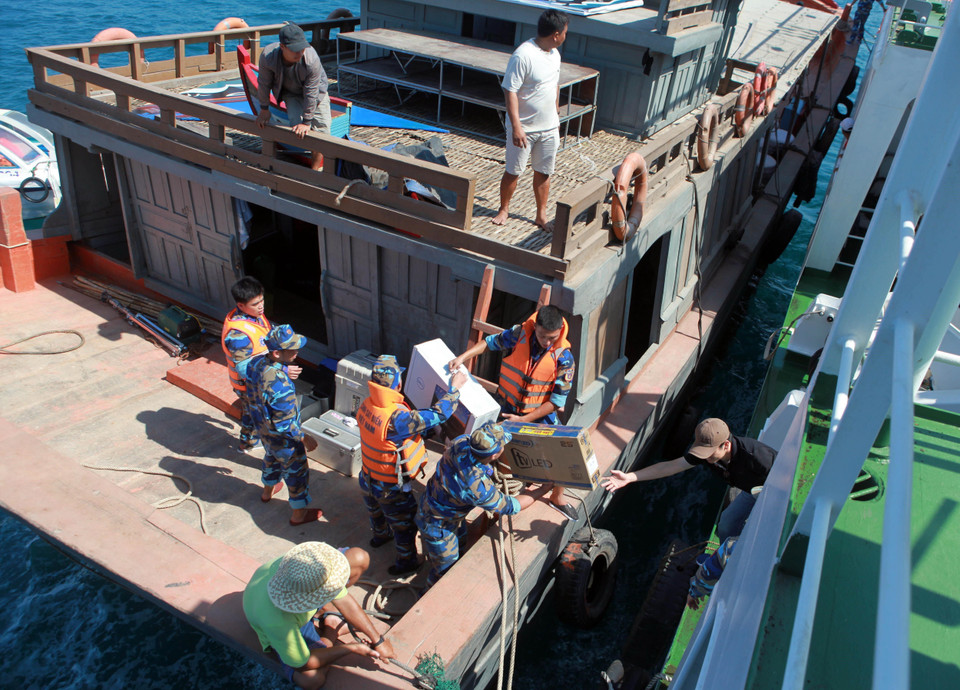 Vùng Cảnh sát biển 2 giúp đỡ ngư dân đảo Lý Sơn (Quảng Ngãi). (Ảnh: Trần Tĩnh/TTXVN)