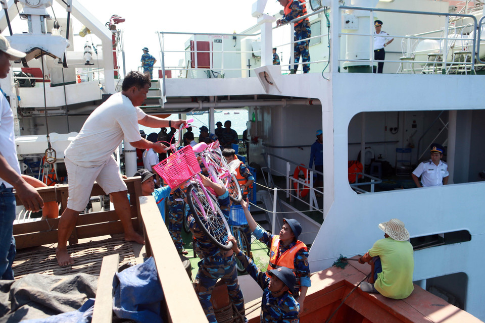 Vùng Cảnh sát biển 2 giúp đỡ ngư dân đảo Lý Sơn (Quảng Ngãi). (Ảnh: Trần Tĩnh/TTXVN)