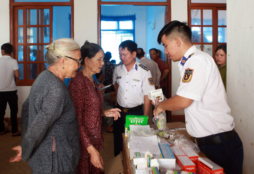 Ban Quân y Vùng cảnh sát biển 2 khám bệnh, cấp thuốc miễn phí cho đối tượng chính sách và hộ nghèo huyện đảo Lý Sơn, Quảng Ngãi. (Ảnh: Trần Tĩnh/TTXVN)
