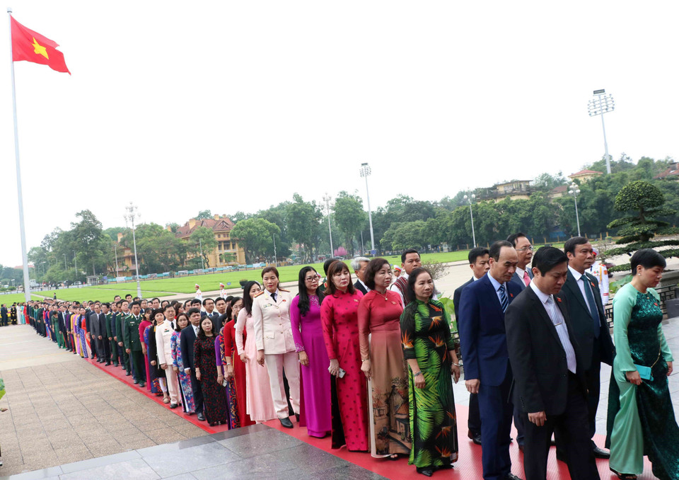 Các đại biểu Quốc hội khóa XIV vào Lăng viếng Chủ tịch Hồ Chí Minh. (Ảnh: Văn Điệp/TTXVN)