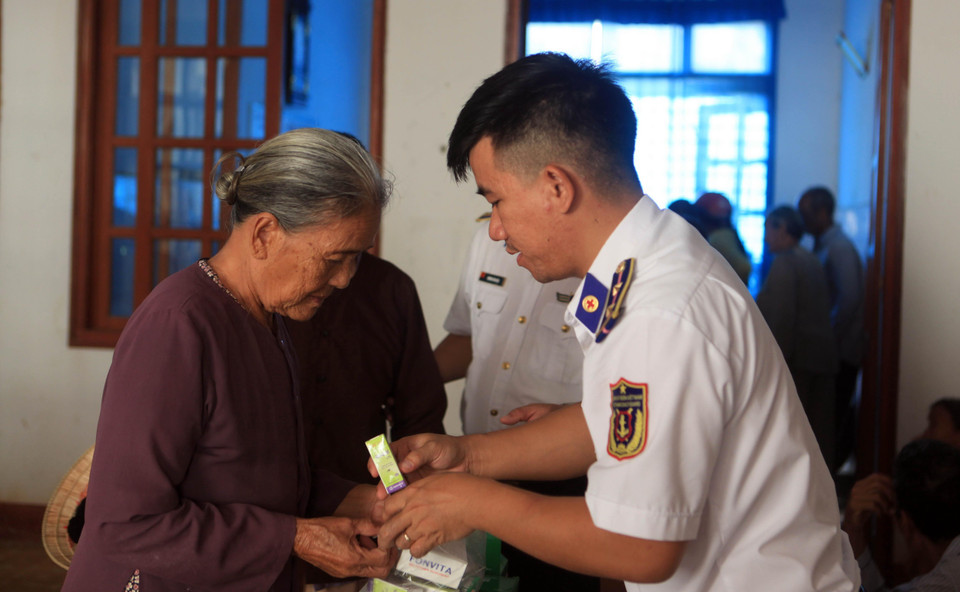 Ban Quân y Vùng cảnh sát biển 2 khám bệnh, cấp thuốc miễn phí cho đối tượng chính sách và hộ nghèo huyện đảo Lý Sơn, Quảng Ngãi. (Ảnh: Trần Tĩnh/TTXVN)