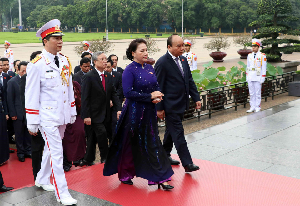 Chủ tịch Quốc hội Nguyễn Thị Kim Ngân, Thủ tướng Nguyễn Xuân Phúc cùng các đại biểu Quốc hội vào Lăng viếng Chủ tịch Hồ Chí Minh. (Ảnh: Văn Điệp/TTXVN)