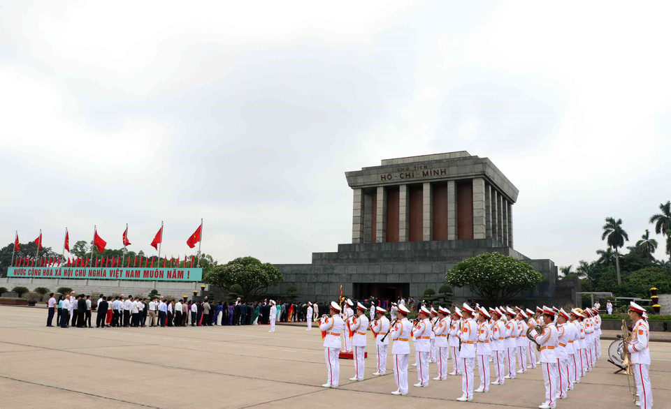 Các đại biểu Quốc hội khóa XIV vào Lăng viếng Chủ tịch Hồ Chí Minh. (Ảnh: Văn Điệp/TTXVN)
