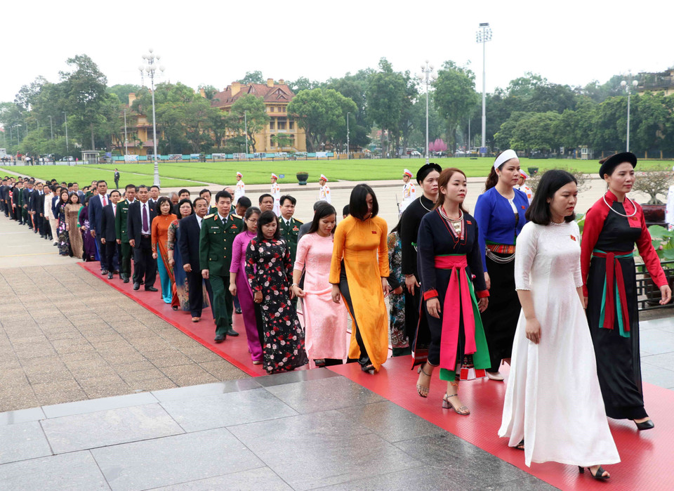 Các đại biểu Quốc hội khóa XIV vào Lăng viếng Chủ tịch Hồ Chí Minh. (Ảnh: Văn Điệp/TTXVN)