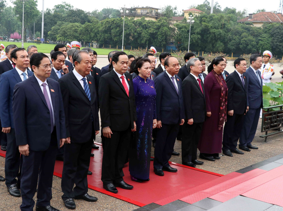 Chủ tịch Quốc hội Nguyễn Thị Kim Ngân, Thủ tướng Nguyễn Xuân Phúc cùng các đại biểu vào Lăng viếng Chủ tịch Hồ Chí Minh. (Ảnh: Văn Điệp/TTXVN)