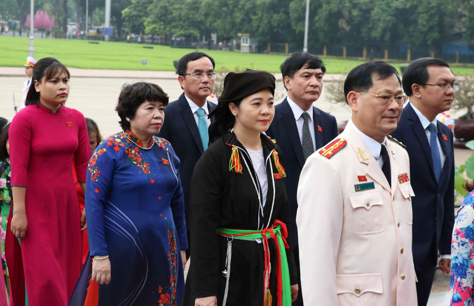 Các đại biểu Quốc hội khóa XIV vào Lăng viếng Chủ tịch Hồ Chí Minh. (Ảnh: Văn Điệp/TTXVN)