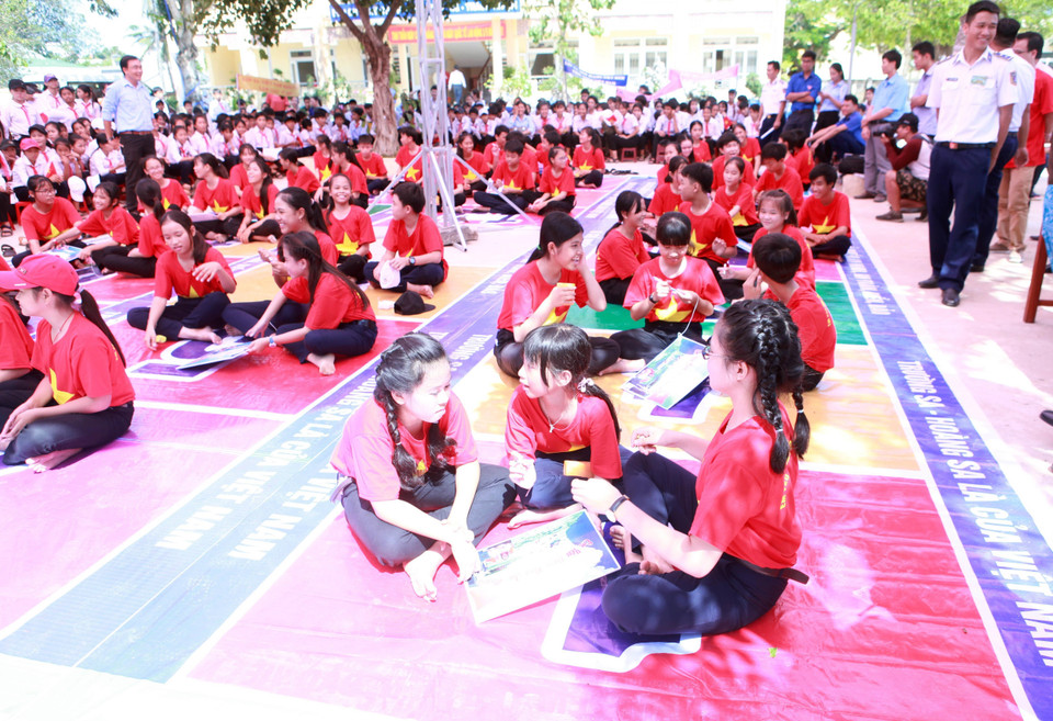 Học sinh trường THCS xã An Hải, huyện đảo Lý Sơn, tỉnh Quảng Ngãi tham gia cuộc thi ''Em yêu biển đảo quê hương''. (Ảnh: Trần Tĩnh/TTXVN)