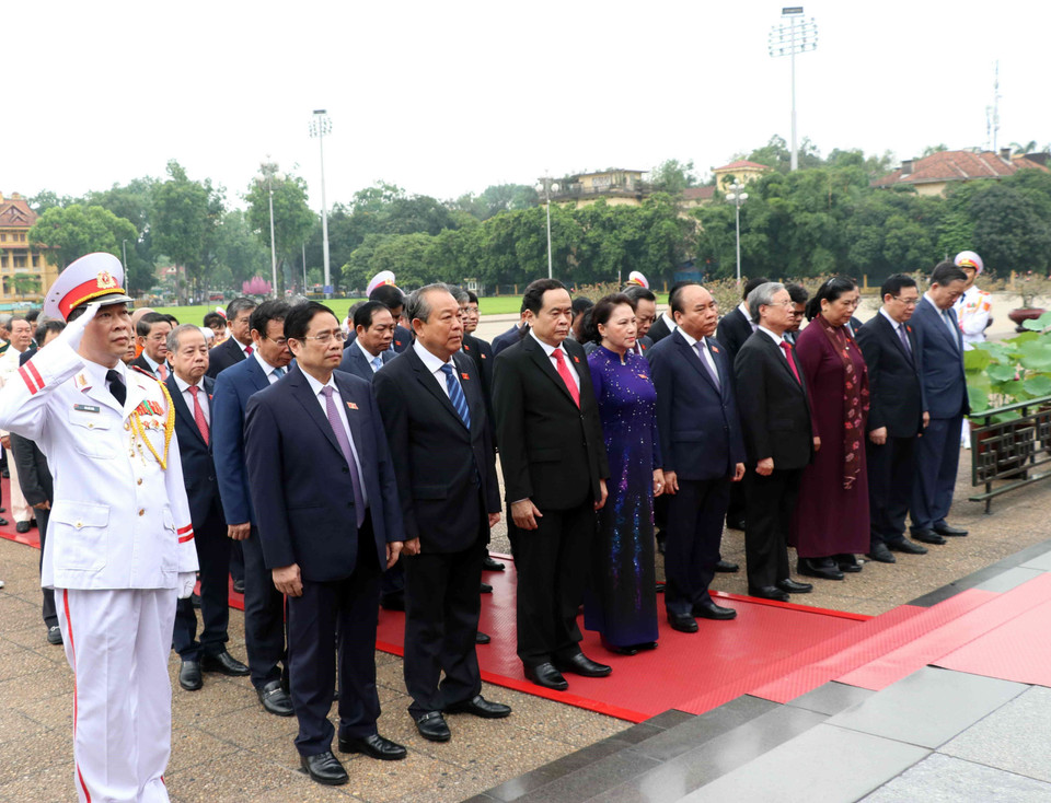 Chủ tịch Quốc hội Nguyễn Thị Kim Ngân, Thủ tướng Nguyễn Xuân Phúc cùng các đại biểu vào Lăng viếng Chủ tịch Hồ Chí Minh. (Ảnh: Văn Điệp/TTXVN)