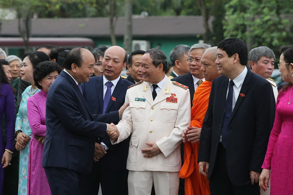 Thủ tướng Nguyễn Xuân Phúc với các đại biểu Quốc hội trước giờ khai mạc kỳ họp thứ 7 Quốc hội khóa XIV. (Ảnh: Dương Giang/TTXVN)