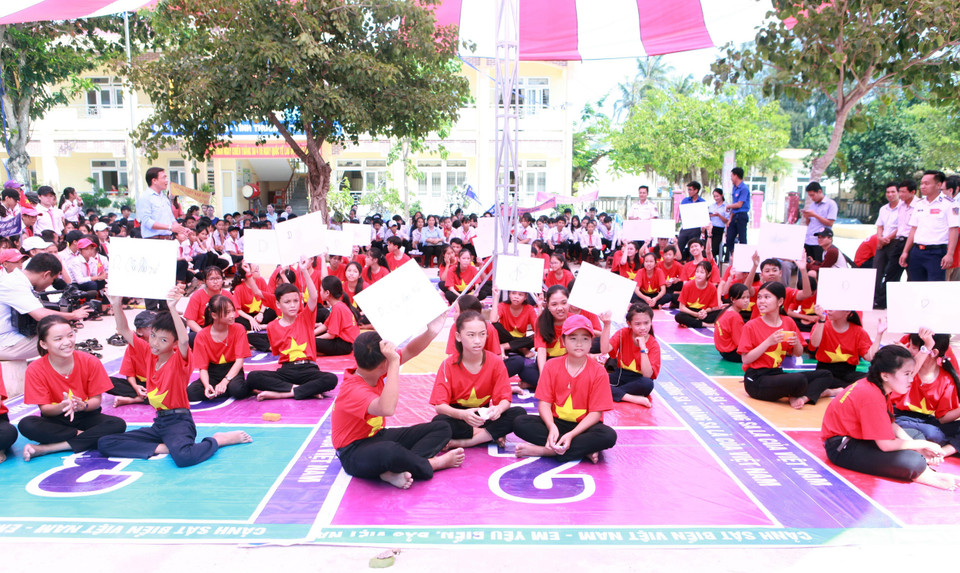 Học sinh trường THCS xã An Hải, huyện đảo Lý Sơn, tỉnh Quảng Ngãi tham gia cuộc thi ''Em yêu biển đảo quê hương''. (Ảnh: Trần Tĩnh/TTXVN)