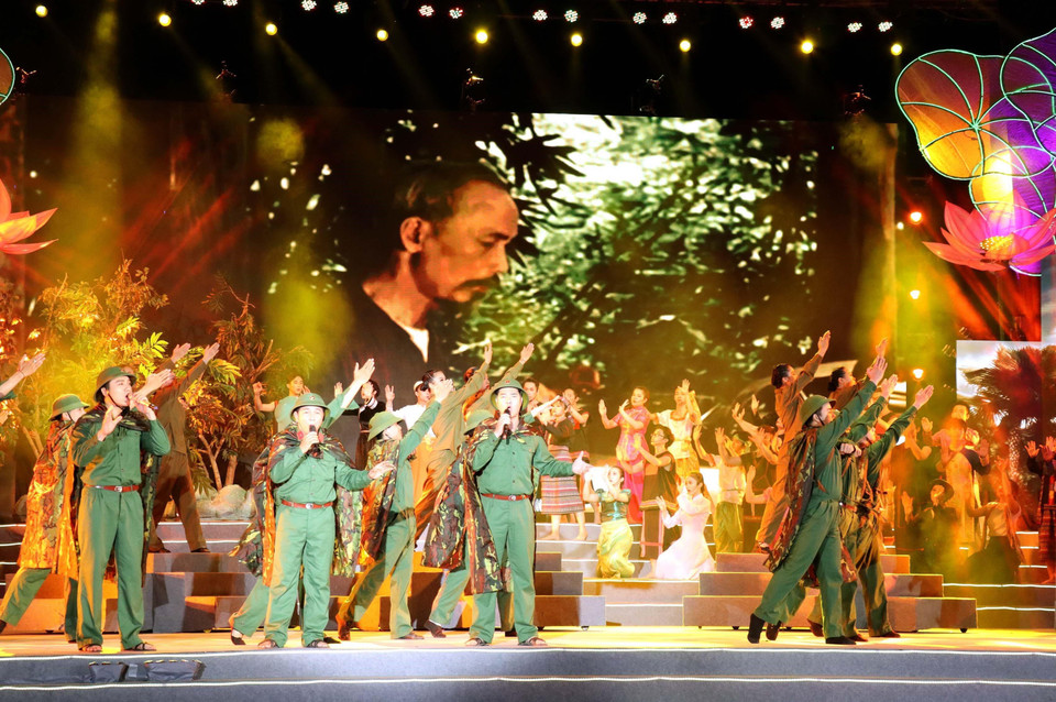 Tiết mục ''Bác đang cùng chúng cháu hành quân'' tại chương trình nghệ thuật đặc biệt kỷ niệm Ngày sinh Chủ tịch Hồ Chí Minh (19/5) và Ngày Bác Hồ ra đi tìm đường cứu nước (5/6). (Ảnh: Thanh Vũ/TTXVN)