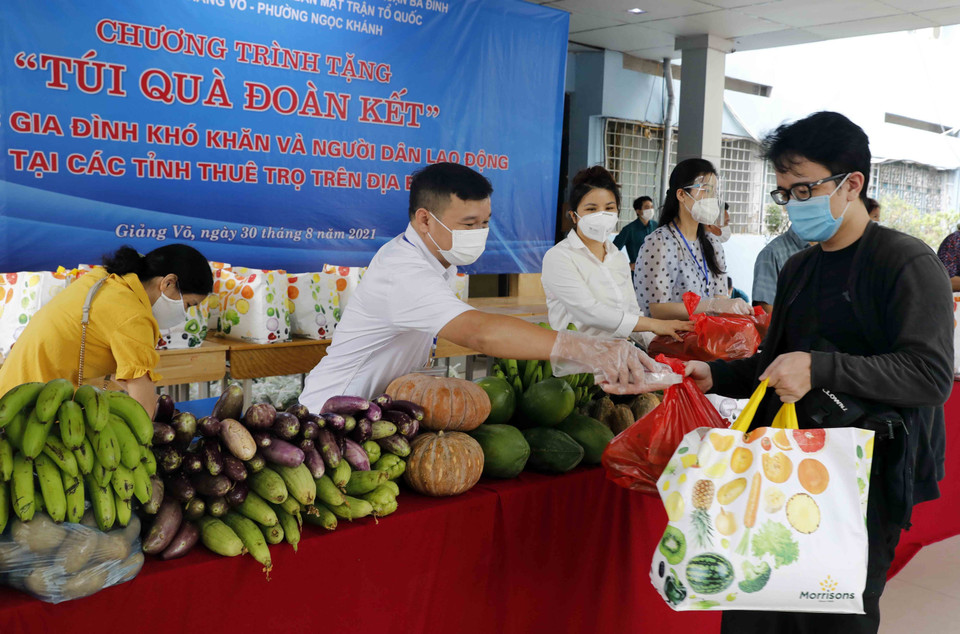 Với phương châm ''Không để người dân nào bị bỏ lại phía sau'', ngày 30/8, Mặt trận Tổ quốc quận Ba Đình phối hợp với các cơ quan, đoàn thể và các nhà hảo tâm đã trao gần 400 ''túi quà đoàn kết''. (Ảnh: Trần Việt/TTXVN)