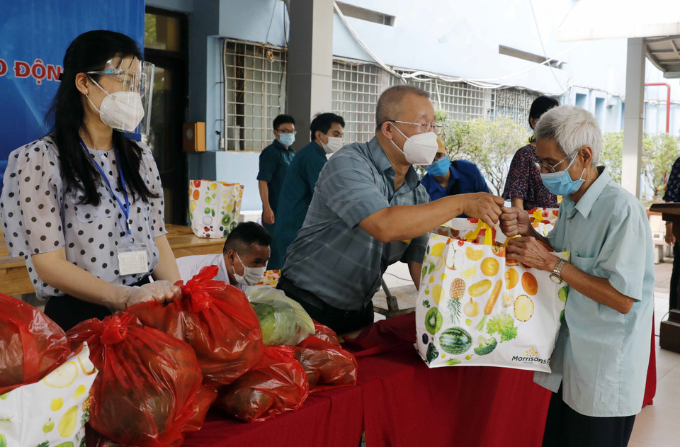 Đối tượng được nhận quà là những hộ nghèo, gia đình chính sách, người dân lao động ngoại tỉnh, sinh viên thuê trọ trên địa bàn phường Giảng Võ, quận Ba Đình. (Ảnh: Trần Việt/TTXVN)