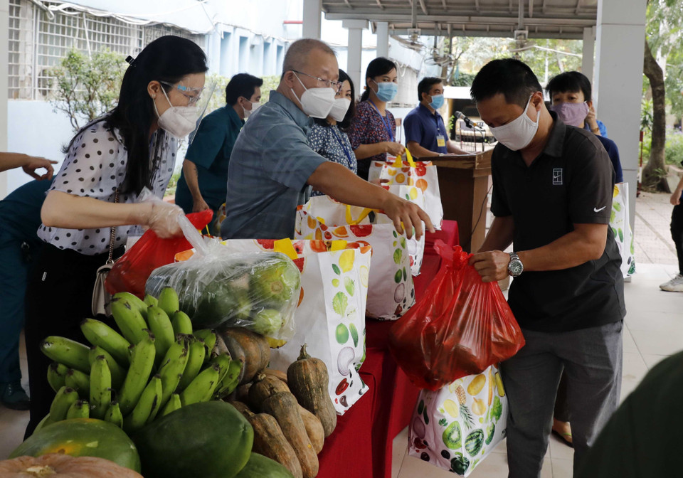 Mỗi suất quà trị giá 400.000 đồng là những nhu yếu phẩm gồm gạo, dầu ăn, nước chấm, rau, củ, quả, được chuyển tới từ chương trình ''giải cứu'' cho nông dân tại huyện Quốc Oai trong thời gian giãn cách xã hội. (Ảnh: Trần Việt/TTXVN)