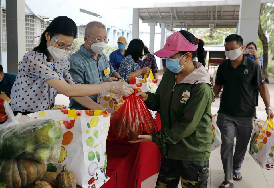 Những túi quà được trao cho hộ nghèo, gia đình chính sách. (Ảnh: Trần Việt/TTXVN)