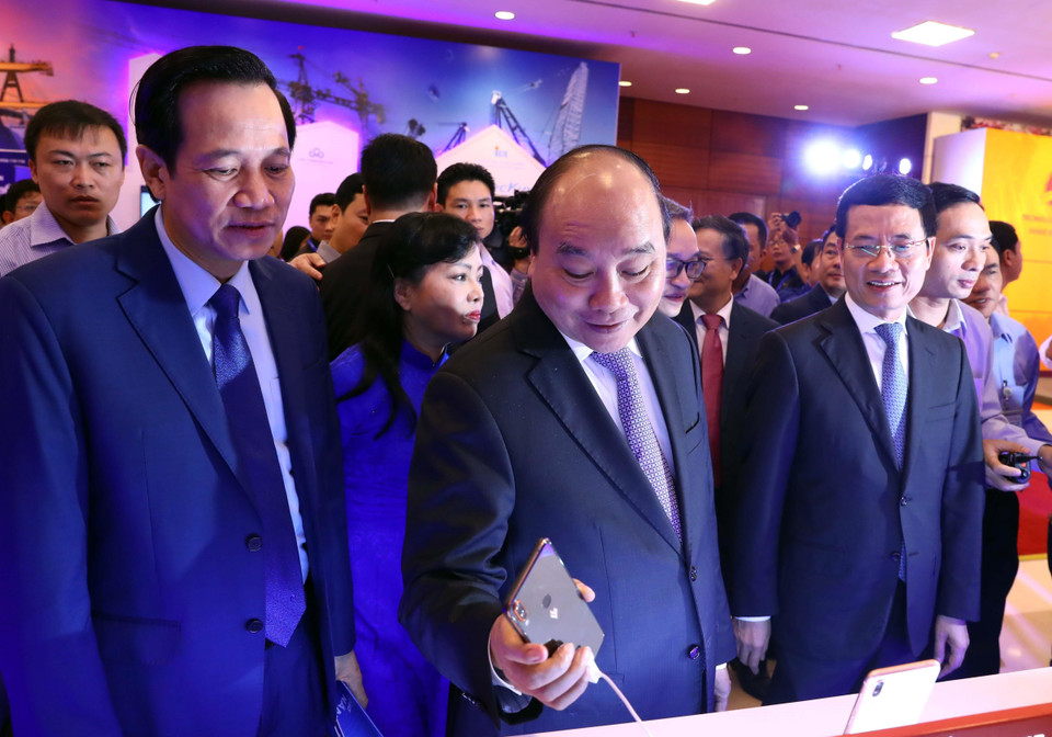 Thủ tướng Nguyễn Xuân Phúc tham quan các sản phẩm công nghệ của các doanh nghiệp Việt Nam. (Ảnh: Thống Nhất/TTXVN)