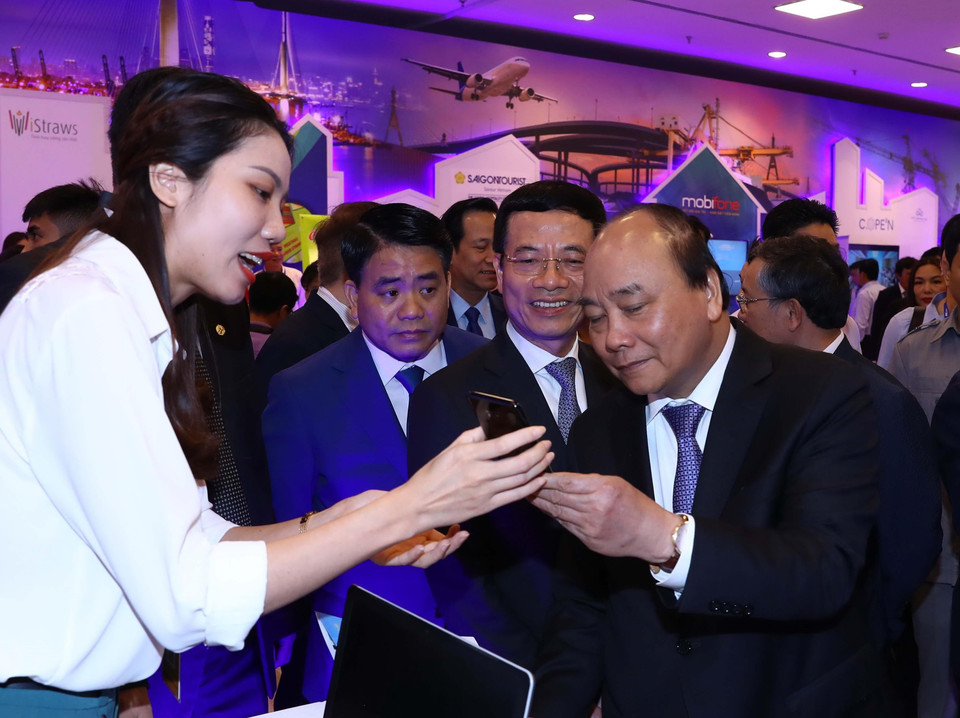 Thủ tướng Nguyễn Xuân Phúc tham quan các sản phẩm công nghệ của các doanh nghiệp Việt Nam. (Ảnh: Thống Nhất/TTXVN)