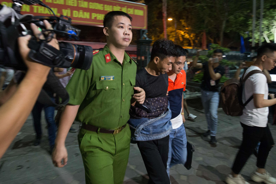 Theo đó, bằng các biện pháp nghiệp vụ, vào khoảng 18 giờ ngày 30/9, lực lượng chức năng đã tóm gọn cả 2 nghi phạm trên. Sau khi thu giữ tang vật và tiến hành lấy lời khai ban đầu của 2 đối tượng, lực lượng chức năng đã di lý các đối tượng này từ Yên Bái về Hà Nội để phục vụ công tác điều tra. 