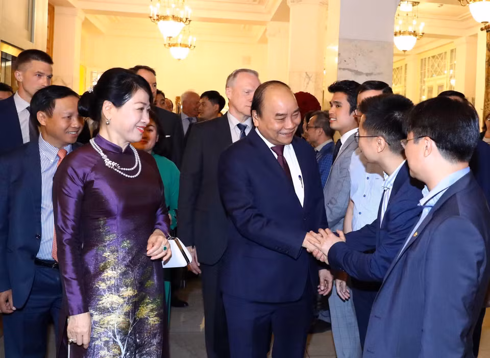 Đại sứ Việt Nam tại Liên bang Nga Ngô Đức Mạnh cùng các cán bộ Đại sứ quán Việt Nam tại Liên bang Nga và đại diện cộng đồng người Việt Nam tại Saint Petersburg đón Thủ tướng Nguyễn Xuân Phúc và Phu nhân tại sân bay Pulkovo 1. (Ảnh: Thống Nhất/TTXVN)