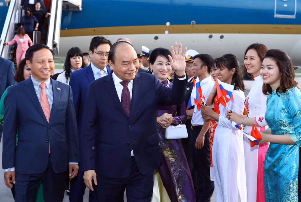 Đại sứ Việt Nam tại Liên bang Nga Ngô Đức Mạnh cùng các cán bộ Đại sứ quán Việt Nam tại Liên bang Nga và đại diện cộng đồng người Việt Nam tại Saint Petersburg đón Thủ tướng Nguyễn Xuân Phúc và Phu nhân tại sân bay Pulkovo 1. (Ảnh: Thống Nhất/TTXVN)