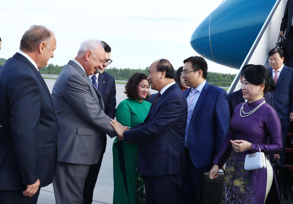 Lễ đón Thủ tướng Nguyễn Xuân Phúc và Phu nhân tại sân bay Pulkovo 1. (Ảnh: Thống Nhất/TTXVN)
