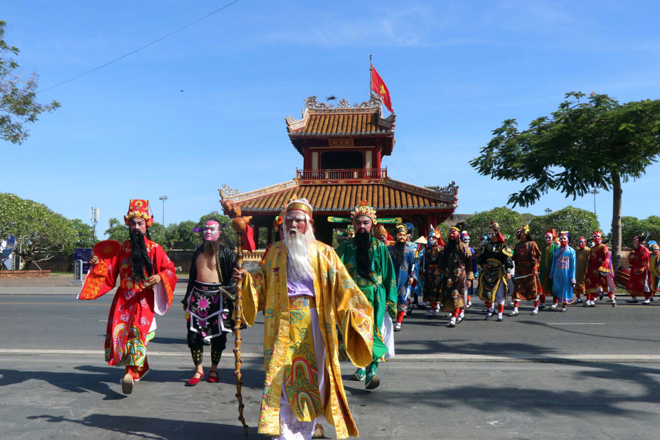 Trong khuôn khổ Tuần lễ Festival Huế 2022, ngày 28/6, Trung tâm Bảo tồn Di tích Cố đô Huế phối hợp với Trung tâm Festival Huế tổ chức chương trình ''Ngàn xưa âm vọng'' - Lễ rước mặt nạ tuồng. Trong ảnh: Các nghệ sỹ hóa trang thành nhiều nhân vật khác nhau trong các tích tuồng cổ. (Ảnh: Đỗ Trưởng/TTXVN)