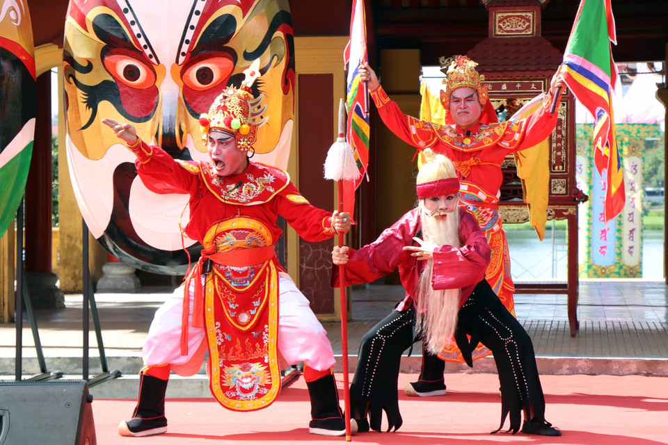 Biểu diễn trích đoạn tuồng ''Ác thiện ẩn hình'' ở Nghinh Lương Đình, thành phố Huế. (Ảnh: Đỗ Trưởng/TTXVN)