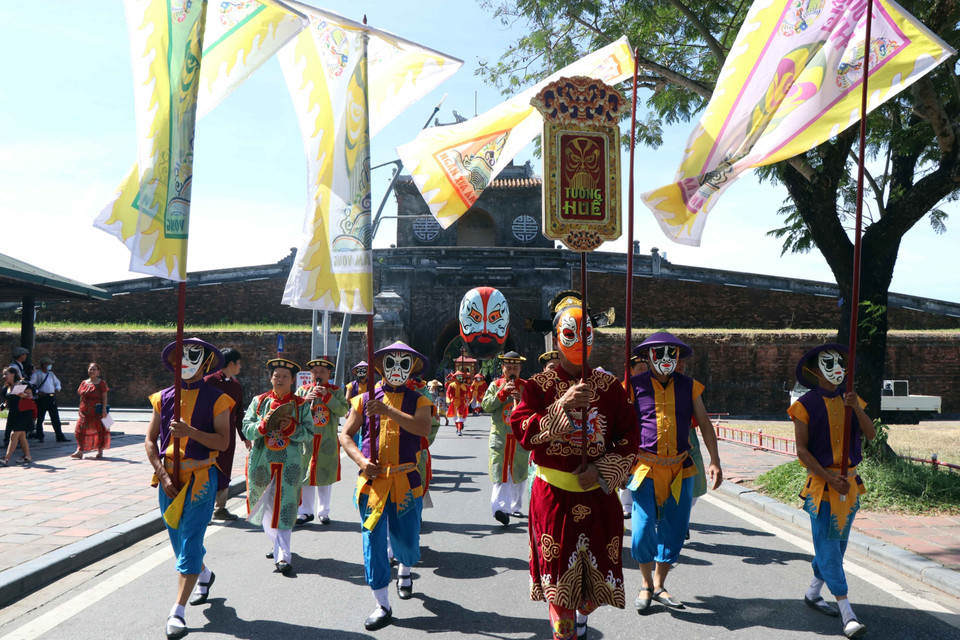 Lễ rước mặt nạ tuồng qua cửa Ngăn, thành phố Huế. (Ảnh: Đỗ Trưởng/TTXVN)
