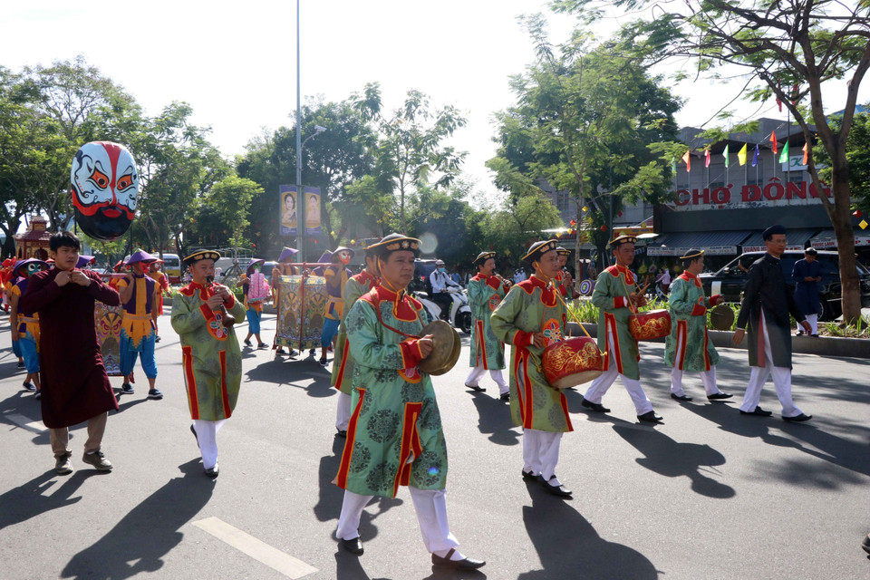 Lễ rước mặt nạ tuồng ngang qua chợ Đông Ba, thành phố Huế. (Ảnh: Đỗ Trưởng/TTXVN)