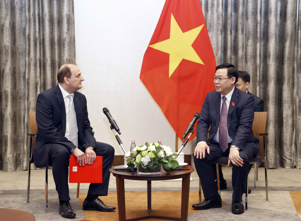 Chủ tịch Quốc hội Vương Đình Huệ tiếp ông Tamas Uri, Giám đốc Công ty EGIS khu vực Trung Đông Âu. (Ảnh: Doãn Tấn/TTXVN)