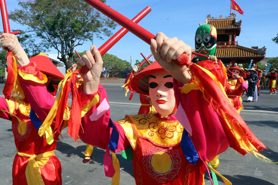 Lễ rước mặt nạ tuồng trước Phu Văn Lâu. (Ảnh: Đỗ Trưởng/TTXVN)