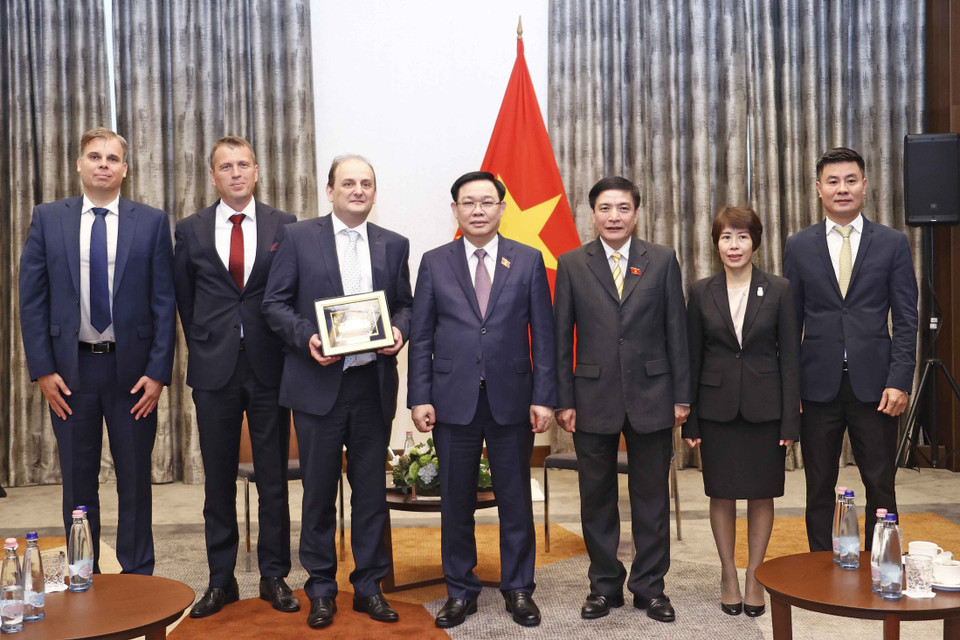 Chủ tịch Quốc hội Vương Đình Huệ tiếp lông Tamas Uri, Giám đốc Công ty EGIS khu vực Trung Đông Âu. (Ảnh: Doãn Tấn/TTXVN)