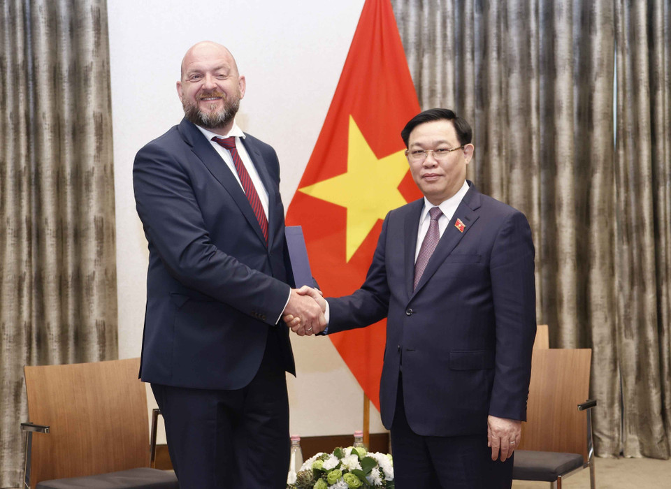 Chủ tịch Quốc hội Vương Đình Huệ tiếp ông Tibor Novák, Giám đốc Công ty Gedeon Richter. (Ảnh: Doãn Tấn/TTXVN)