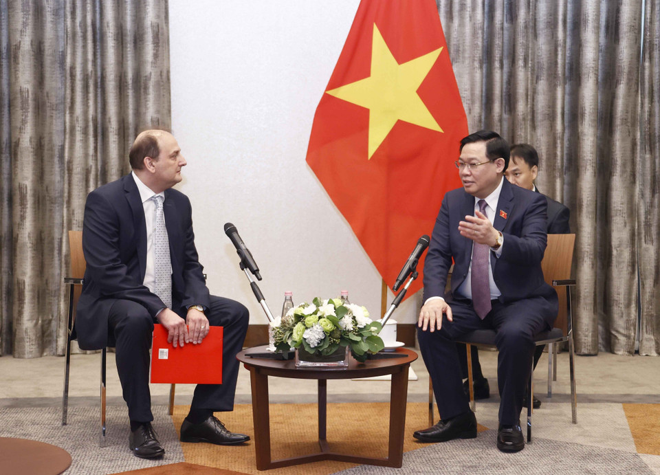 Chủ tịch Quốc hội Vương Đình Huệ tiếp lông Tamas Uri, Giám đốc Công ty EGIS khu vực Trung Đông Âu. (Ảnh: Doãn Tấn/TTXVN)