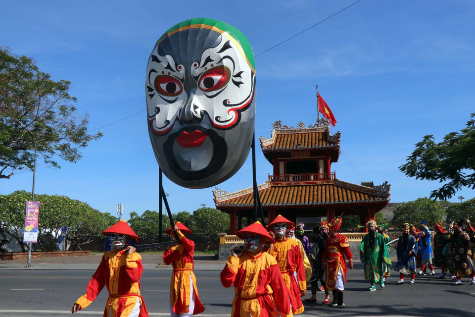 Lễ rước mặt nạ tuồng trước Phu Văn Lâu, thành phố Huế. (Ảnh: Đỗ Trưởng/TTXVN)