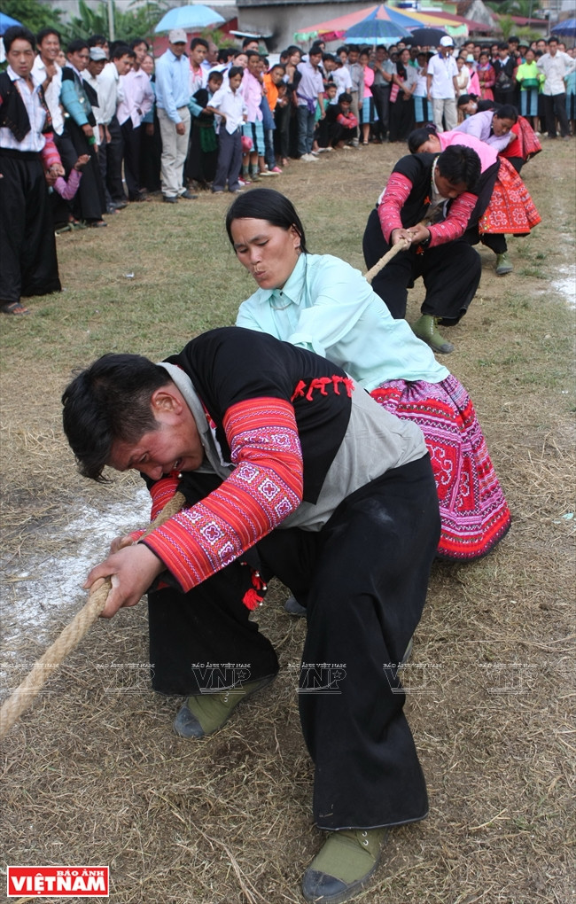 Còn đối với dân tộc Mông ở Sơn La, kéo co thường được tổ chức trong các dịp giao lưu các họ tộc, các bản, các xã trong vùng với nhau.