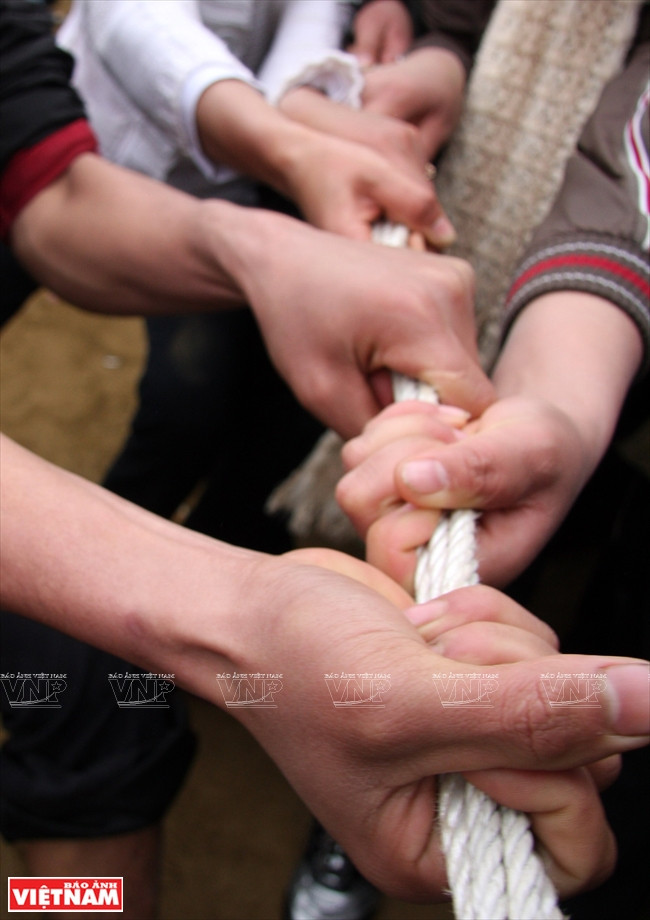 Những bàn tay thể hiện sức mạnh đoàn kết trong trận thi kéo co.