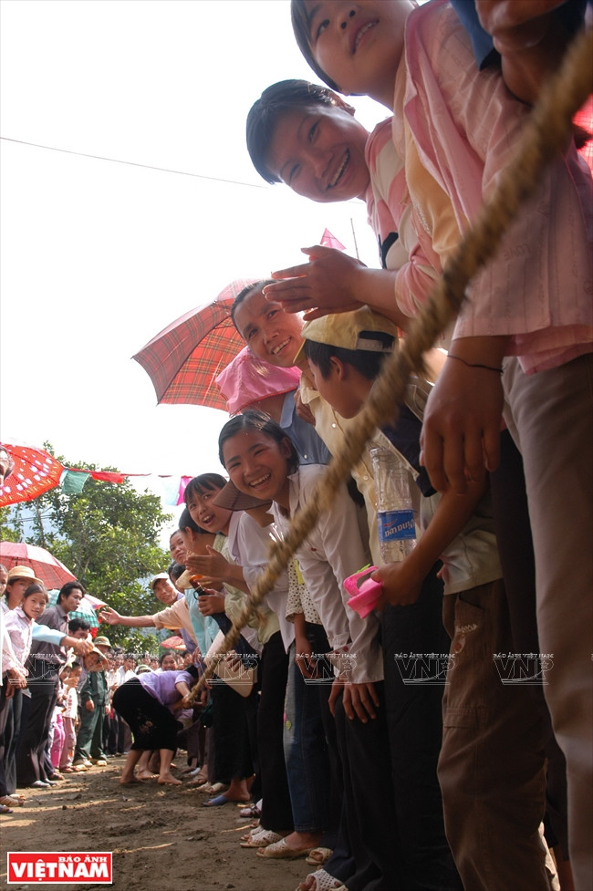 Đặc biệt ở vùng cao Tây Bắc, trò chơi kéo co thường có sự tham gia của đội nữ. Những cổ động viên trong những trận thi kéo co là một phần sức mạnh để cỗ vũ đội nhà giành chiến thắng.