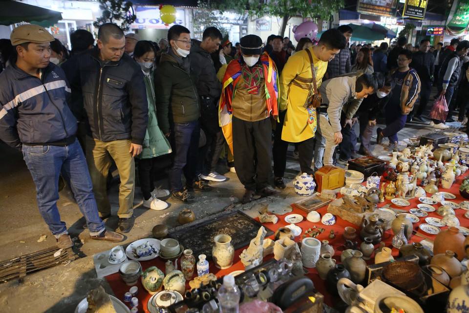 Gian hàng đồ gốm, đồ giả cổ nhận được nhiều sự quan tâm. (Ảnh: Công Luật/TTXVN)