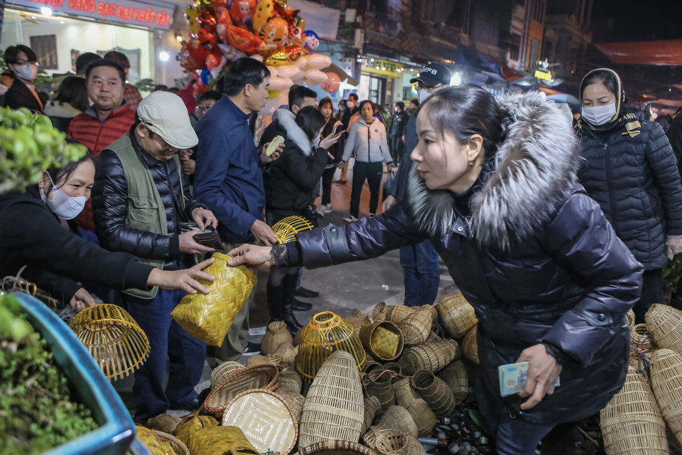 Nhiều du khách chọn mua các mặt hàng nông nghiệp để lấy may tại chợ Viềng, huyện Nam Trực. (Ảnh: Công Luật/TTXVN)