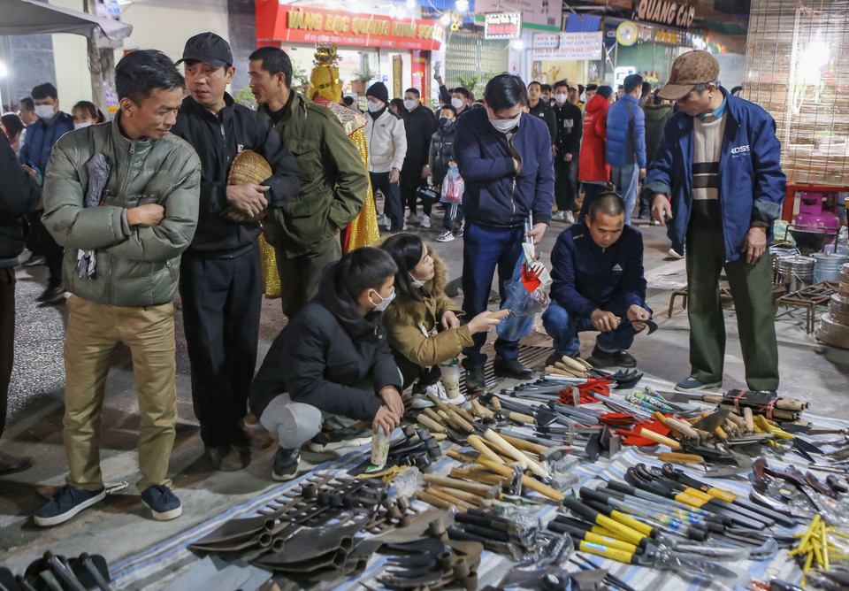 Gian hàng bày bán các đồ dùng phục vụ sản xuất nông nghiệp được nhiều du khách quan tâm. (Ảnh: Công Luật/TTXVN)