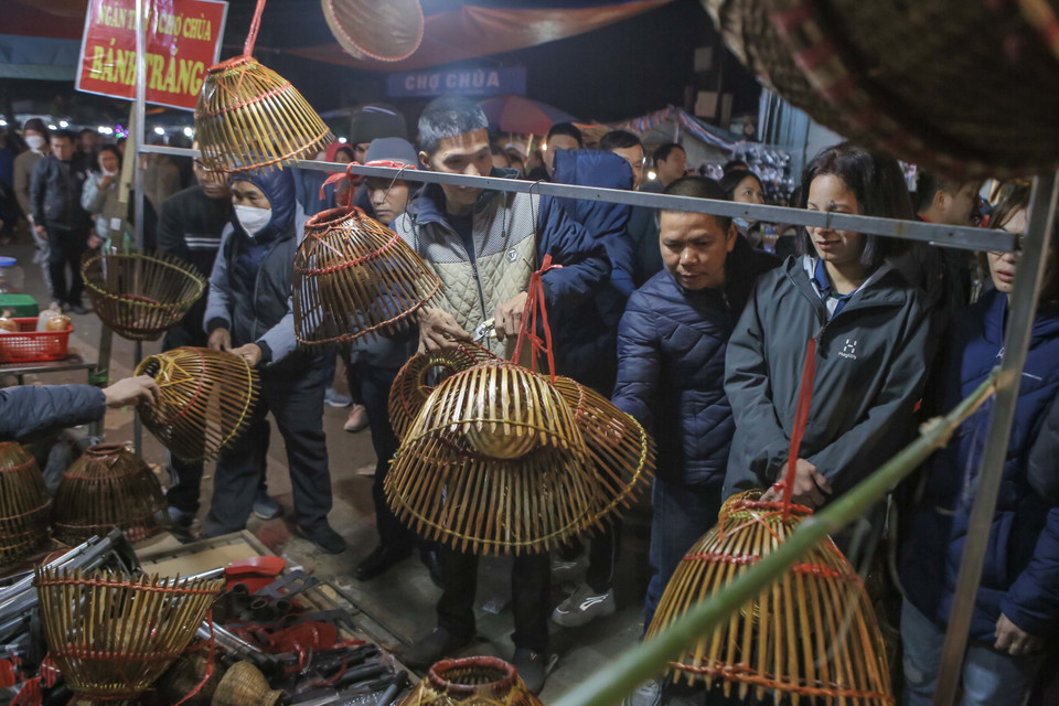 Gian hàng bày bán các đồ dùng phục vụ sản xuất nông nghiệp. (Ảnh: Công Luật/TTXVN)