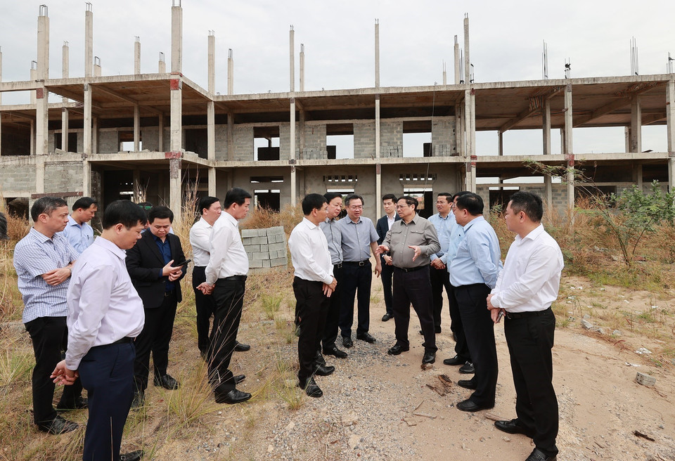 Thủ tướng Phạm Minh Chính kiểm tra các hạng mục, cơ sở vật chất Khu tái định cư Dự án Cảng Hàng không Quốc tế Long Thành. (Ảnh: Dương Giang/TTXVN)