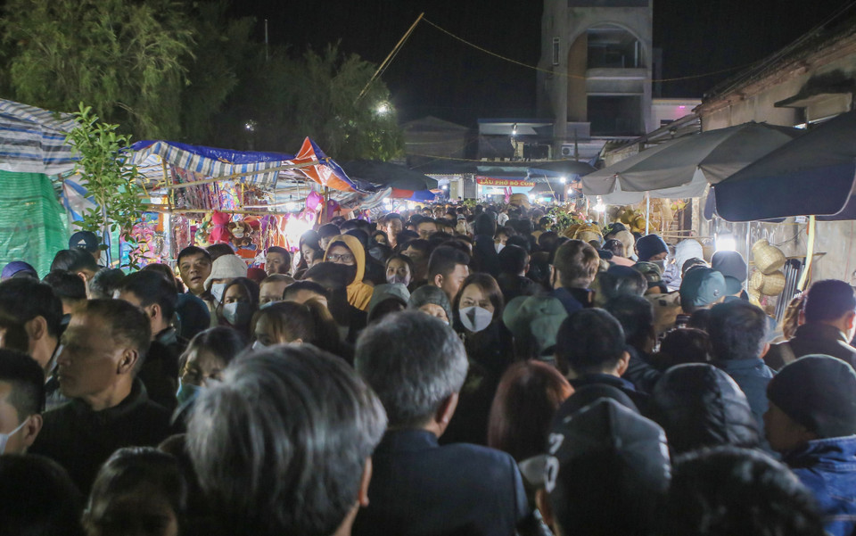 Bên trong chợ Viềng, huyện Nam Trực, rất đông người dân và du khách đi lễ. (Ảnh: Công Luật/TTXVN)