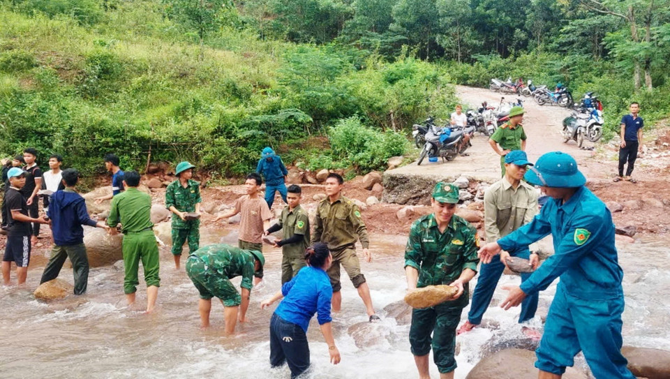 Cán bộ, chiến sỹ Đồn Biên phòng Ra Mai (Bộ đội Biên phòng Quảng Bình) cùng đoàn viên thanh niên, công an và nhân dân xã Trọng Hóa, huyện Minh Hóa khắc phục, sửa chữa đường giao thông sau bão số 4. (Ảnh: TTXVN phát)
