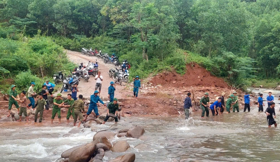 Các lực lượng san lấp, bồi đắp các đoạn bị hư hỏng, xói lở sau bão số 4. (Ảnh: TTXVN phát)