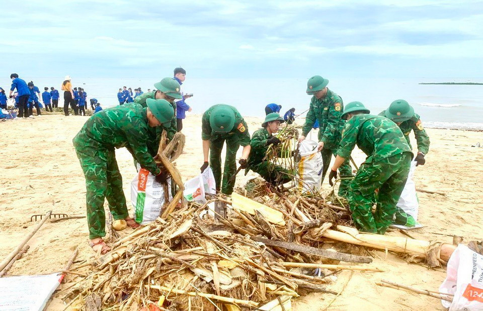 Thu gom rác thải tại các bãi biển trên địa bàn thành phố Đồng Hới (Quảng Bình). (Ảnh: TTXVN phát)