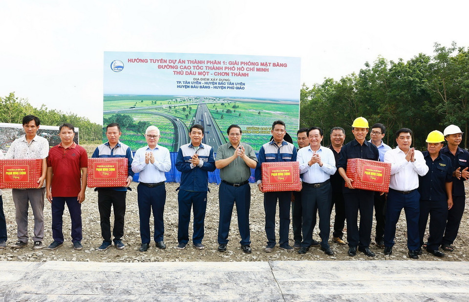 Thủ tướng Phạm Minh Chính tặng quà động viên công nhân, người lao động dự án cao tốc Thành phố Hồ Chí Minh-Thủ Dầu Một-Chơn Thành. (Ảnh: Dương Giang/TTXVN)